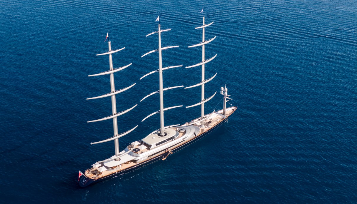 Tri-masted yacht